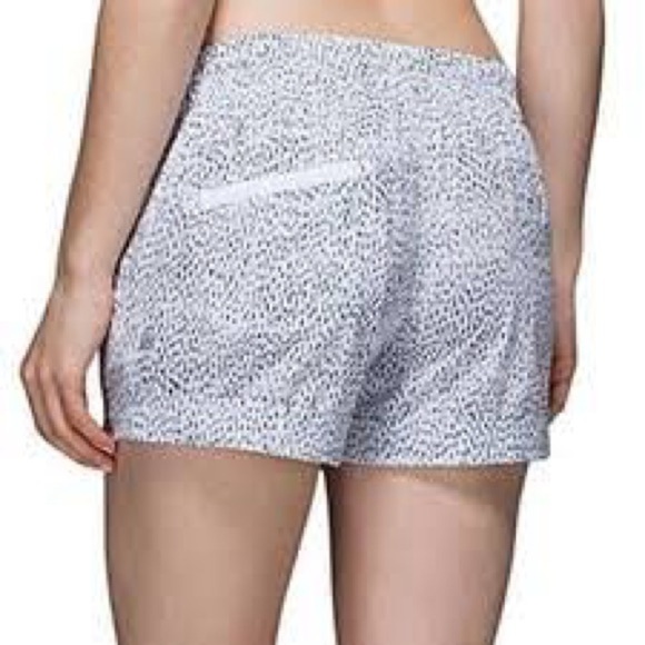 Lululemon Women’s Spring Break Away Shorts Dottie Dash White Black Grey - Picture 2 of 11